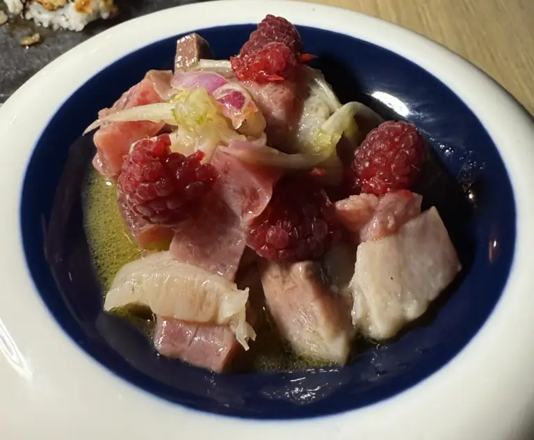 Ceviche ricciola con lamponi